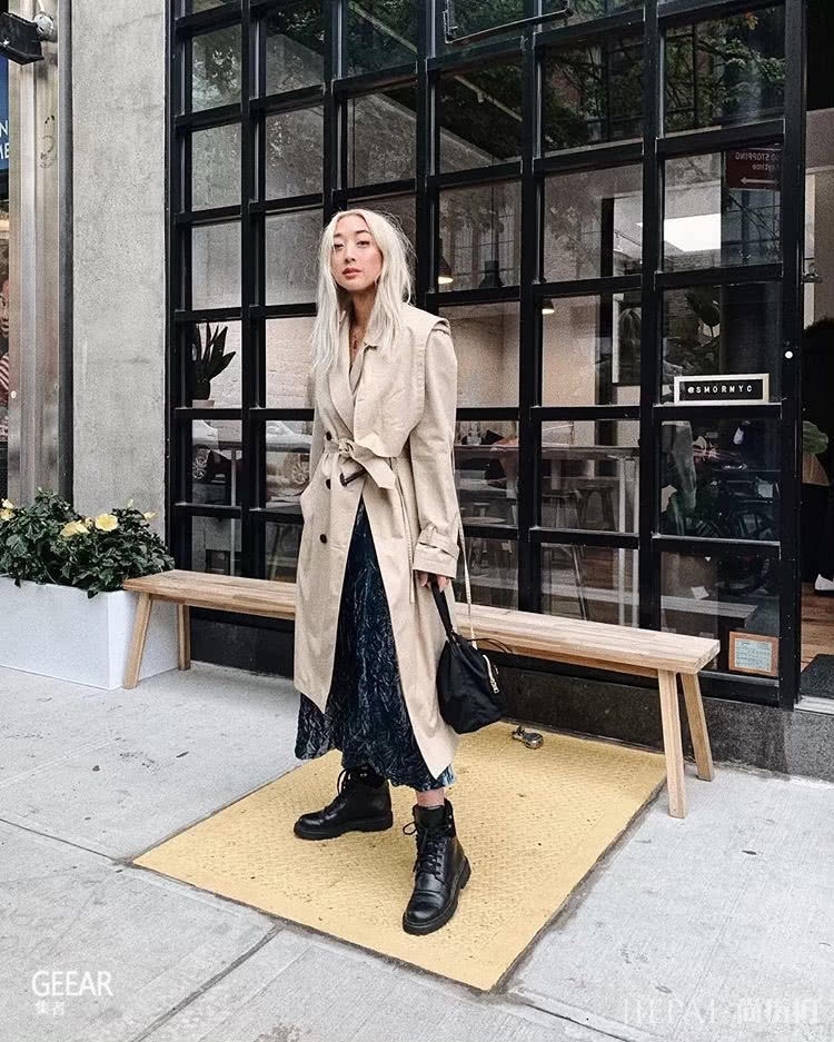 用裙子搭配这双鞋?这个奇怪组合意外地在Ins流行起来