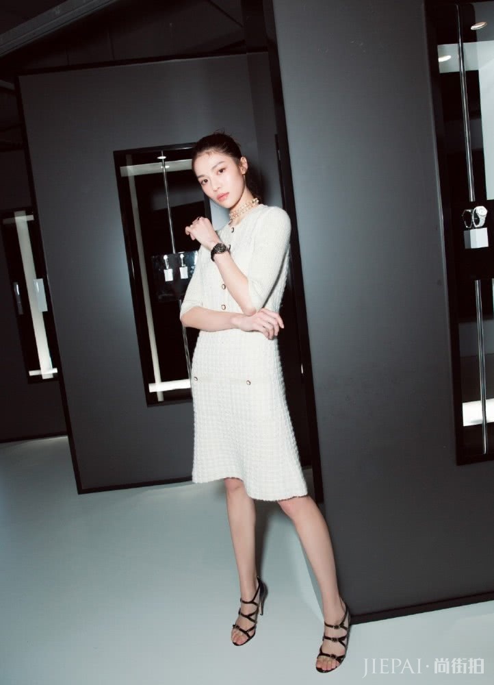 钟楚曦穿宽松西装配牛仔阔腿裤，一路甜笑不止超可爱