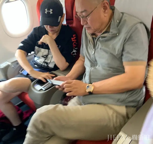 宋丹丹全家唱K，65岁老公高大帅气，牵手干女儿比大7岁儿媳感情好