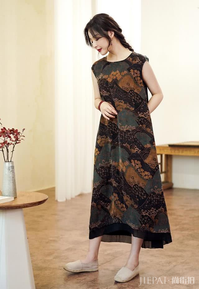 夏天穿一袭香云纱,浸染岁月之美,让人不知身处何年