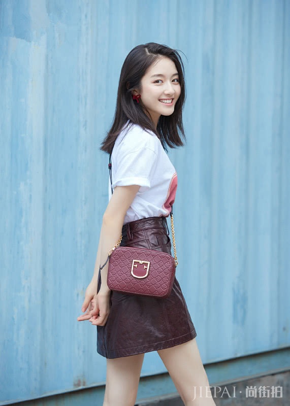 李兰迪穿印花T恤搭A字裙，长发披肩气质太好