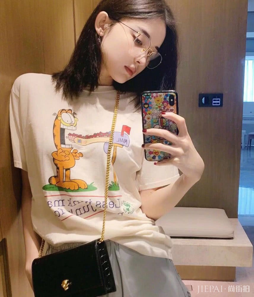 把“童年”穿在身上!卡通印花T恤正流行,童趣十足元气减龄