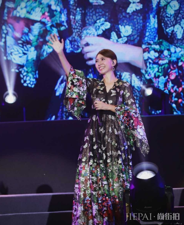 卓依婷深圳演唱会一口气连换5套衣服,38岁了比当年还好看