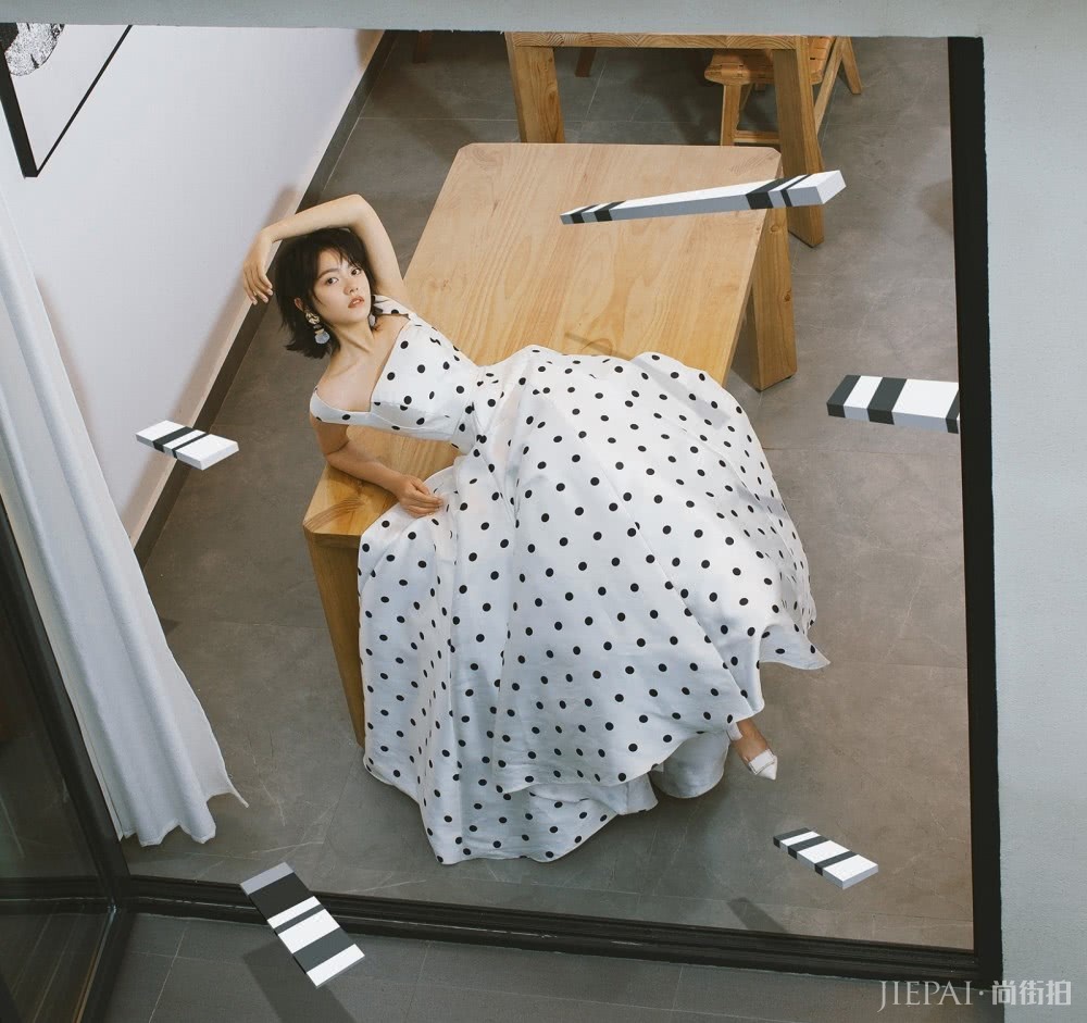 赵今麦穿衬衫领带配半身裙,气场不像17岁少女