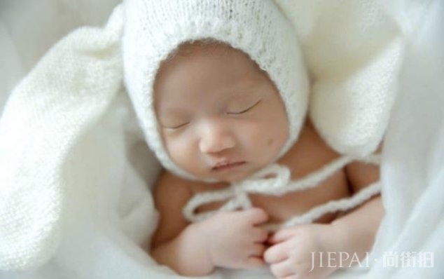 冉莹颖晒三个儿子温馨写真,羲羲在哥哥怀里安睡,长得太像轩轩了