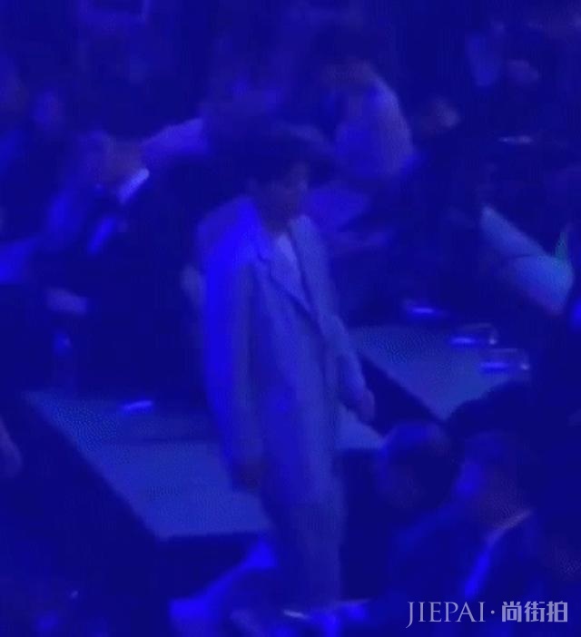 打邓伦屁股，李易峰“撩汉”技能升级？陈伟霆、岳云鹏都没逃过！