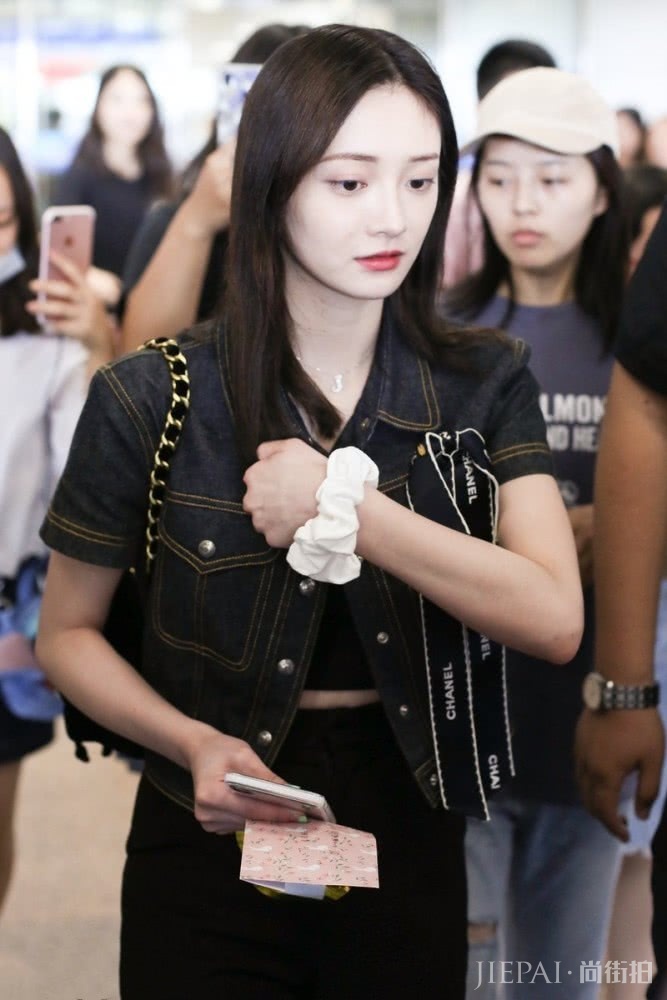 周洁琼吊带露脐背心很有看点，肉嘟嘟的肚子肉藏不住了，很可爱