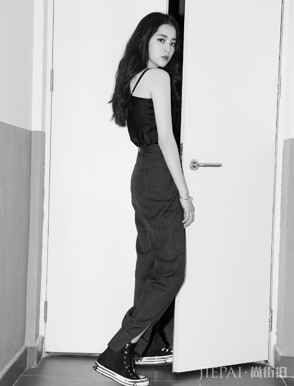 欧阳娜娜背心搭帆布鞋也这么时尚,一点不像小姑娘