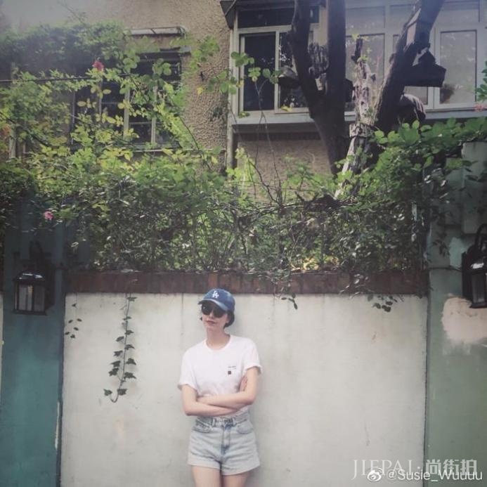 李亚鹏女友街头拍美照，大长腿比王菲惊艳，五官撞脸高圆圆