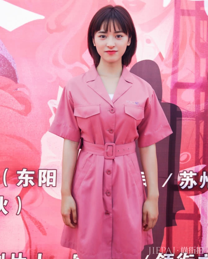 可算等到沈月瘦下来,粉嫩打扮完胜陈都灵,不愧曾经是校花