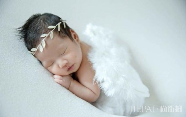 冉莹颖晒三个儿子温馨写真,羲羲在哥哥怀里安睡,长得太像轩轩了