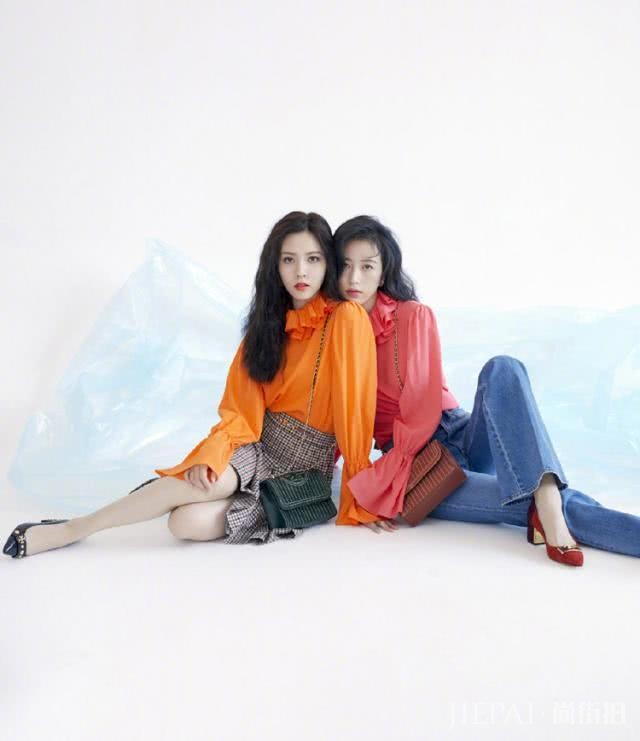 宋妍霏周雨彤同登画报，两位时髦精的穿搭，你更pick哪一位？
