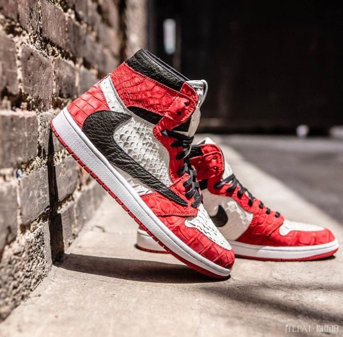 Travis Scott联乘倒钩太贵不划算?豪华版新配色考虑下?