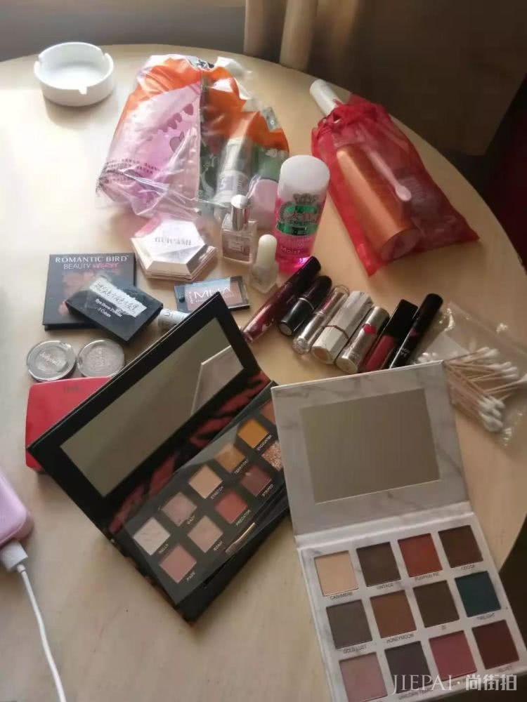 到底是什么神仙眼影盘,能让戚薇用到铁皮