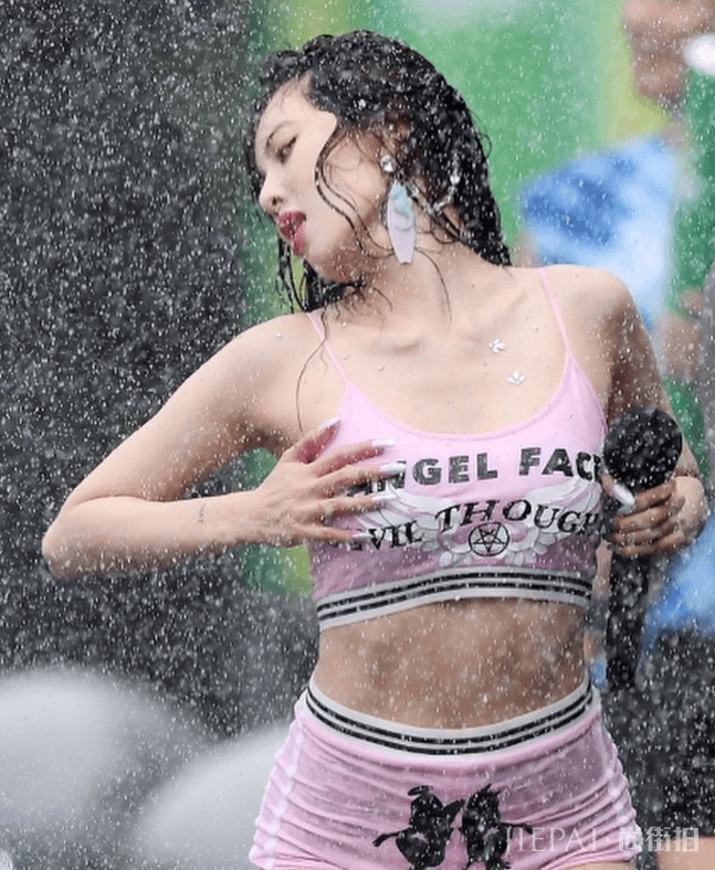 泫雅果真是韩国“小野马”,穿泳装登台,这行为李孝利都不敢做