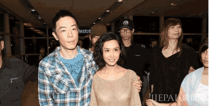 朱茵与丈夫现身机场,夫妻恩爱有加,女神风韵依旧