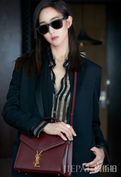 张钧甯化身女总裁?穿黑色裙戴墨镜帅气撩人,这样的打扮气场也太强了吧