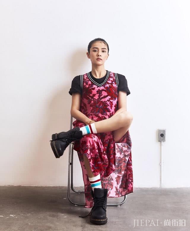 白鹿最新时尚硬照简直A到爆，扎“钢丝”辫秒变狂野少女