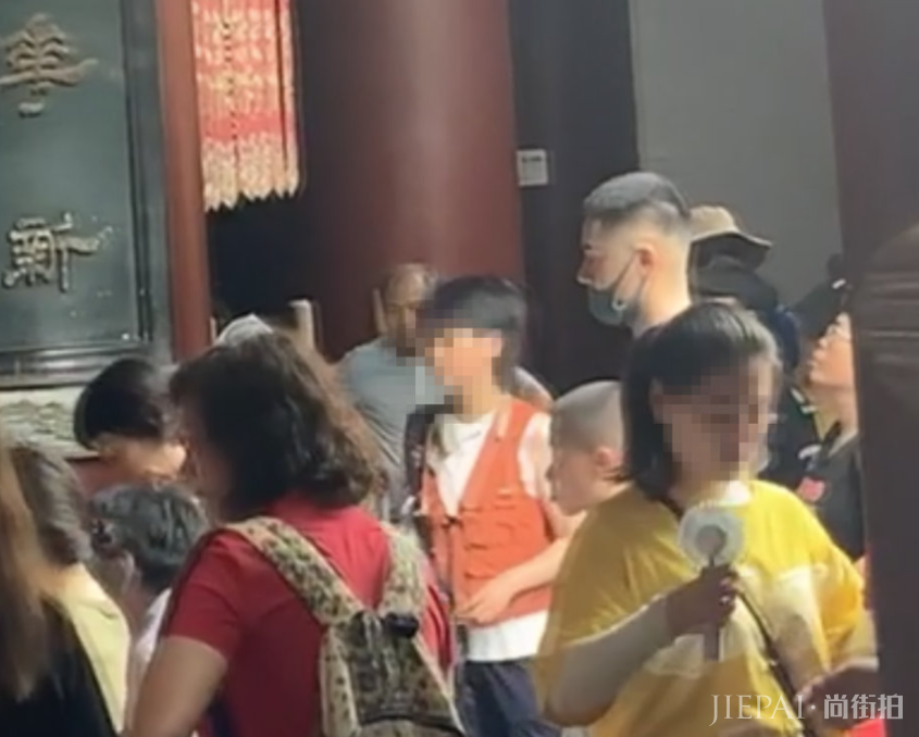 蒋劲夫七夕公开恋情,送玫瑰花给同居外国女友,用中英双语示爱