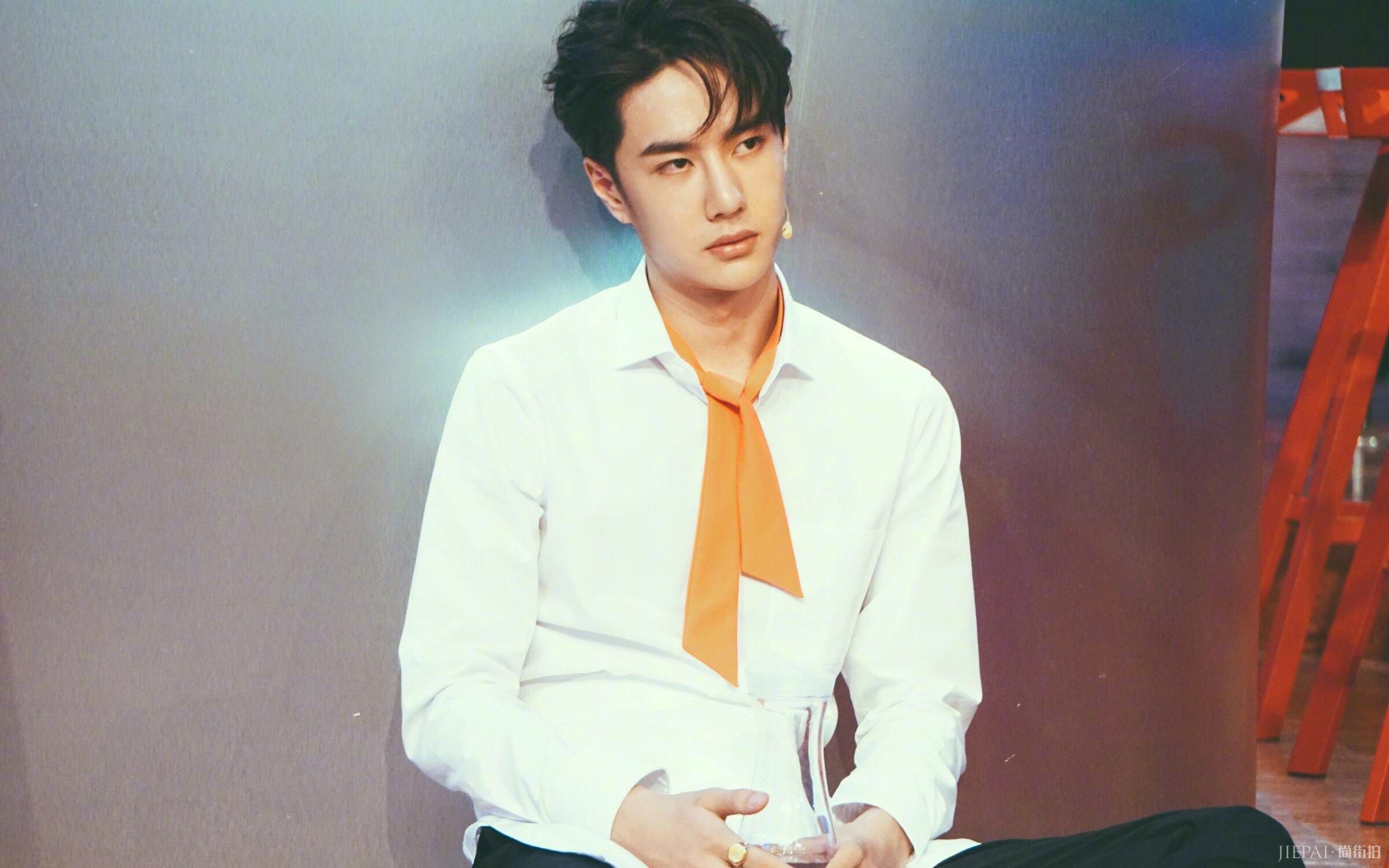 酒店拖鞋被扒?跟富家千金再三否认的恋情这次被铁锤了?