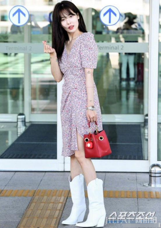 金泫雅机场街拍颜值重回巅峰，涂口红美到认不出