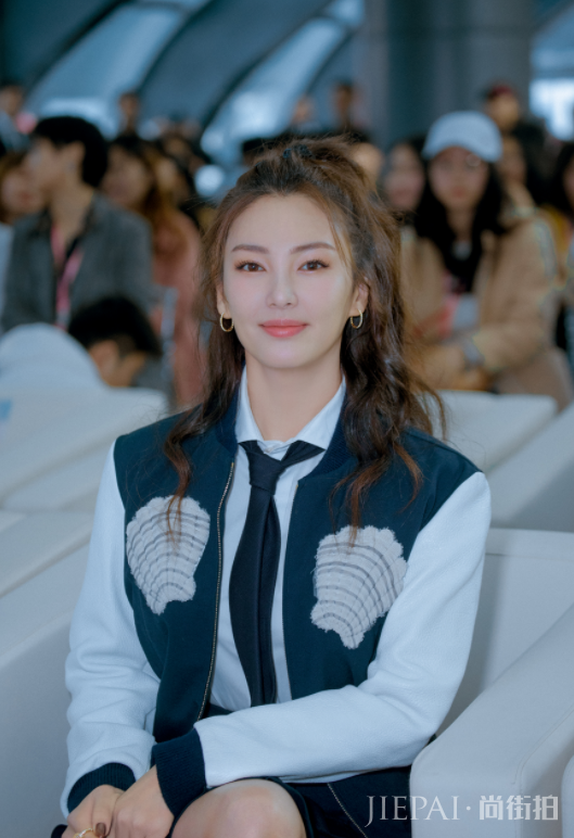 张雨绮花衬衫搭配印花长裙,欧美体型的身材很有气质