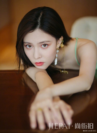 宋妍霏吊带裙搭配长直发,演绎清爽小诱惑