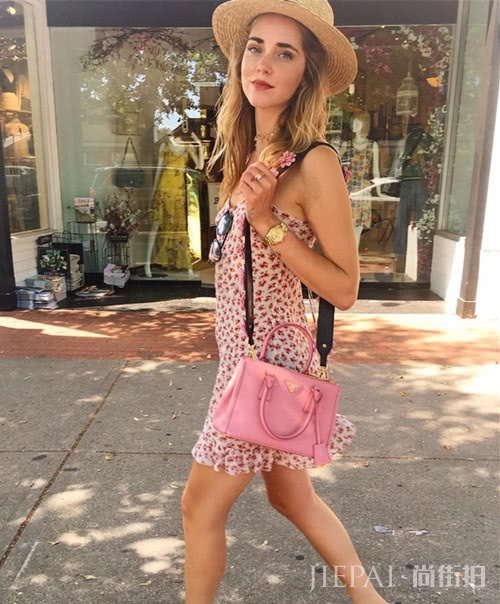 用粉色的包包做点缀,打造清纯甜美风