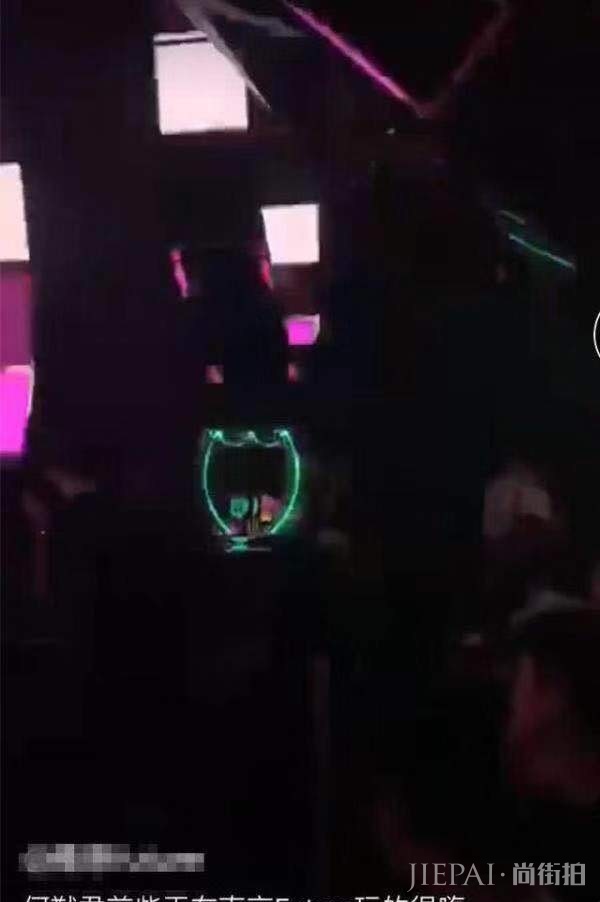 结婚不到两月,何猷君就夜店玩嗨,奚梦瑶曾调侃他换女友速度快!