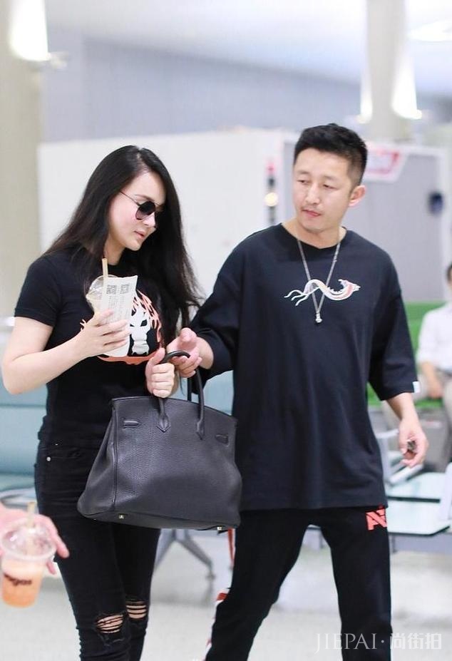 冉莹颖发朋友圈疑似承认生三胎 7月时现身小腹平平已卸货