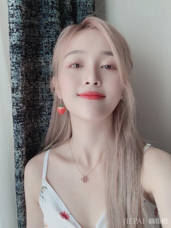 吴宣仪晒自拍穿热短裤大秀美腿 精致五官仙女感十足