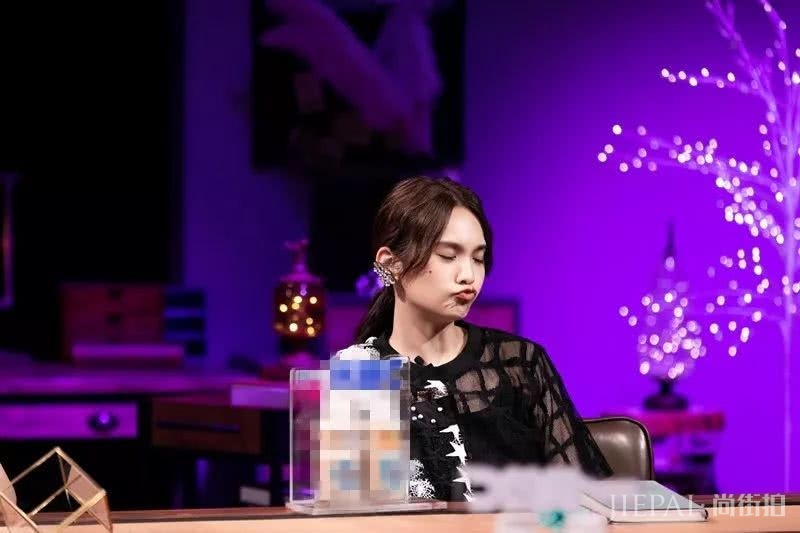 杨丞琳身穿满天星“阴阳裙”抢眼,嘟嘴卖萌似16岁少女