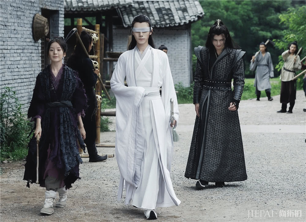 晓星尘薛洋剧外拍写真,穿同款风衣气质翩翩,内搭条纹衫更显默契