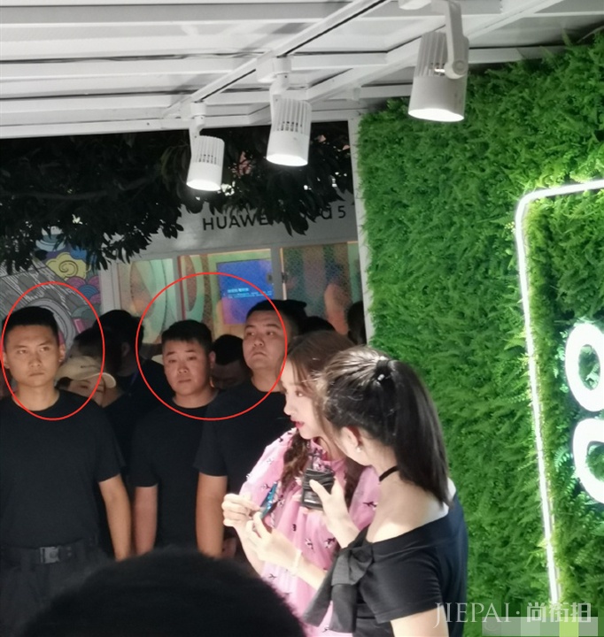 关晓彤超短裤白皙长腿吸睛,多名保镖护卫不许粉丝靠近阵容强大