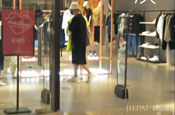 孙红雷与老婆逛街全程帮忙拎包,34岁娇妻穿着清凉大长腿抢镜