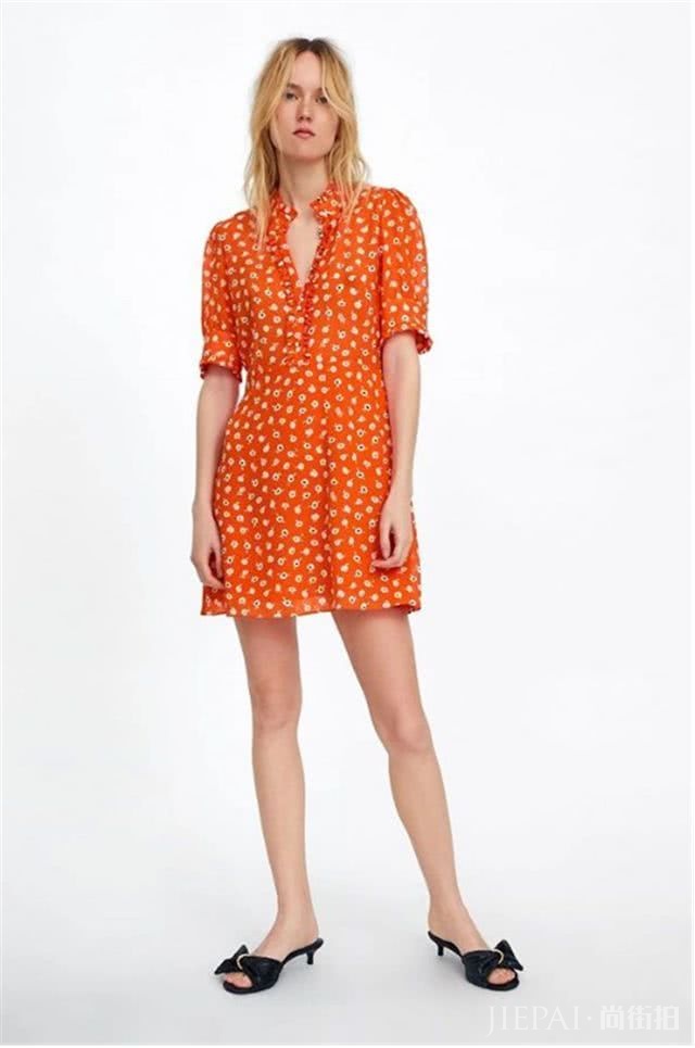 步入中年穿今年流行的“山楂裙”,时髦减龄很优雅