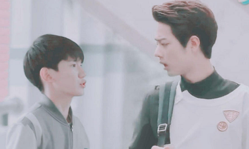 王源和肖战之间的事,两人从小就有这关系,双方父亲还是同事关系