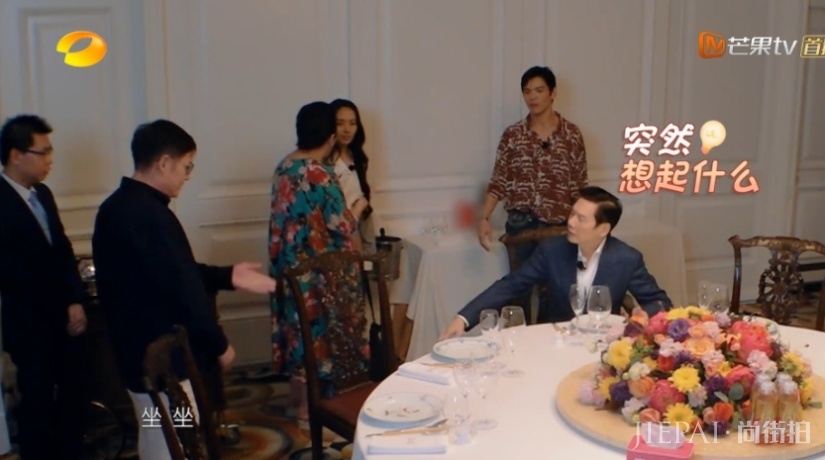 门当户对多重要?郭碧婷爸爸和向华强亲家见面,场面尴尬气氛冷