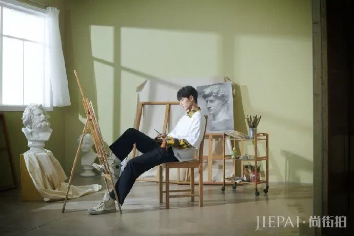 肖战《红秀》预售服务器崩了!格子衫少年超清爽,他才是今夏顶流