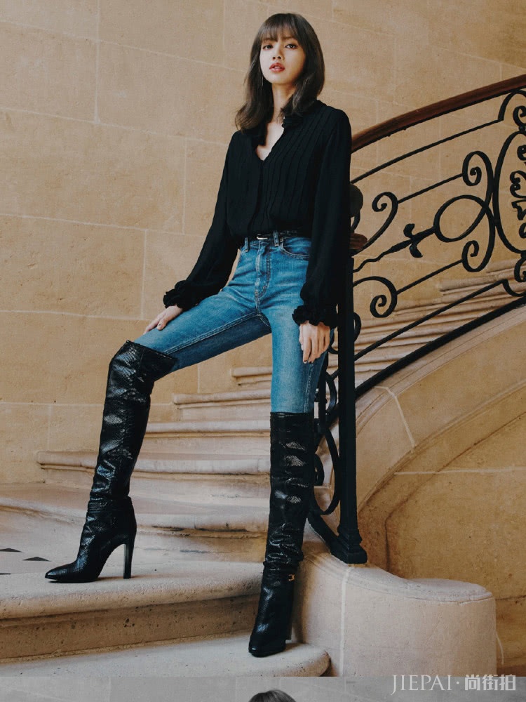 Lisa新造型上线,同样搭配皮靴风格却相差这么大?