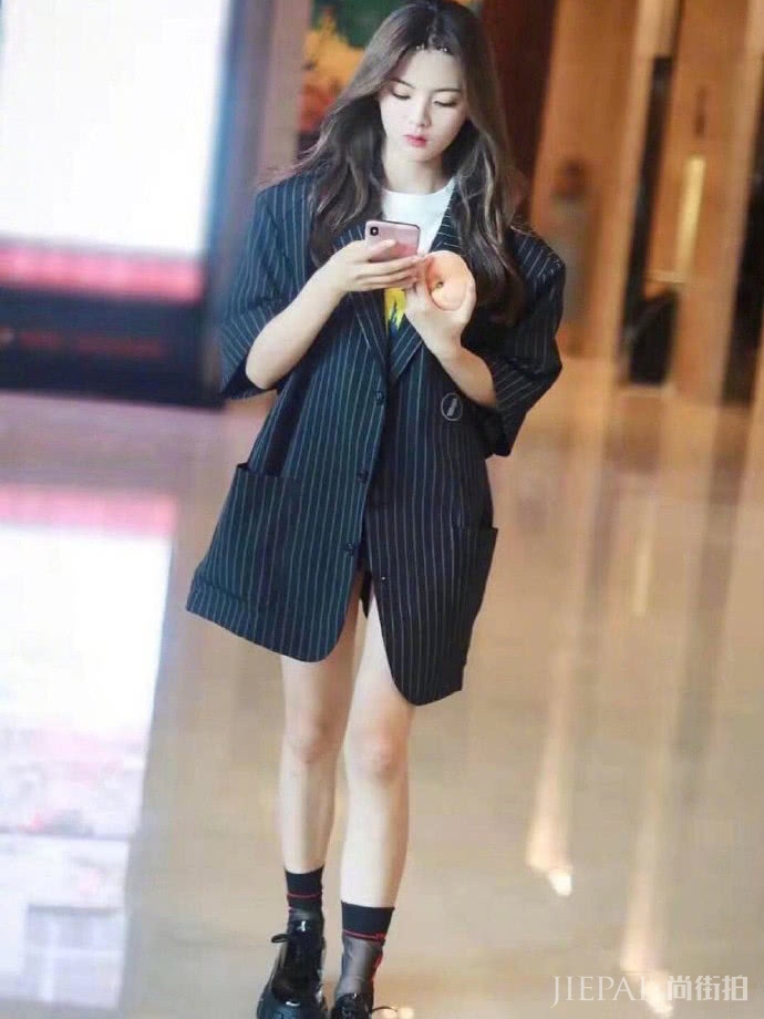 杨超越又穿西装,只是换一个搭配,风格大变样