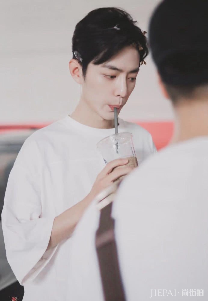 肖战“顾医生”上班照,穿中袖白T戴发卡,又帅又可爱