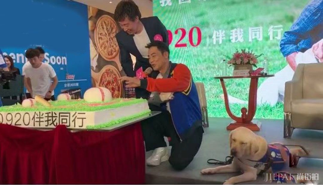 刺伤有阴影?任达华出席活动再受惊吓,工作人员行为引热议!