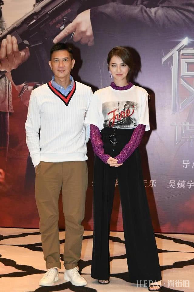 姜佩瑶3套造型亮相《使徒2》发布会,气质出众