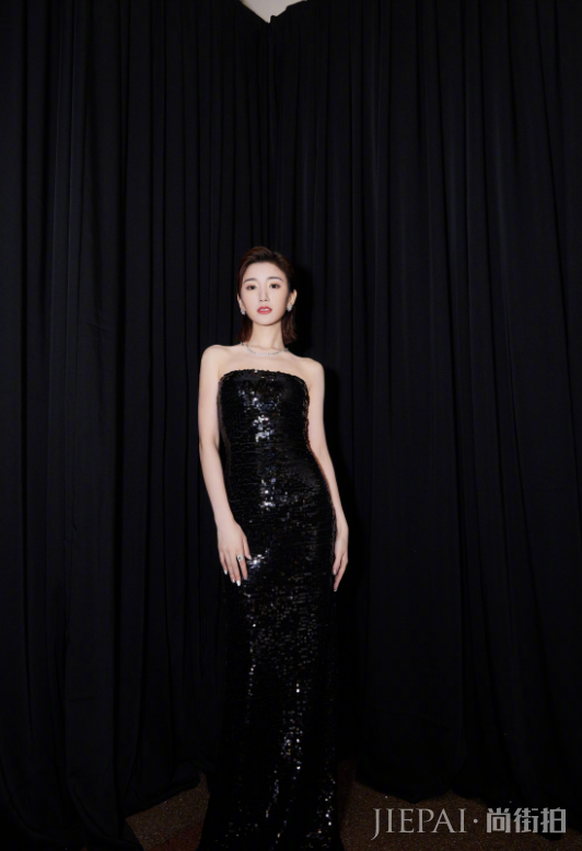 错剪短发怎么办?毛晓彤复古卷短发力挽狂澜,终于不像个男孩子了