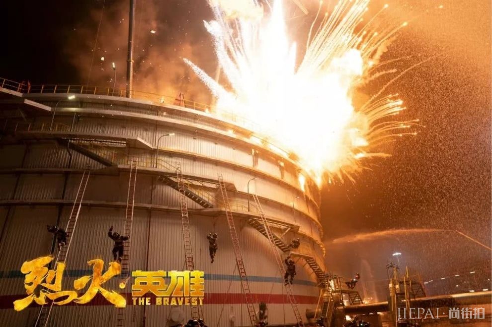 救场如救火 制造主旋律爆款的为何总是香港导演?