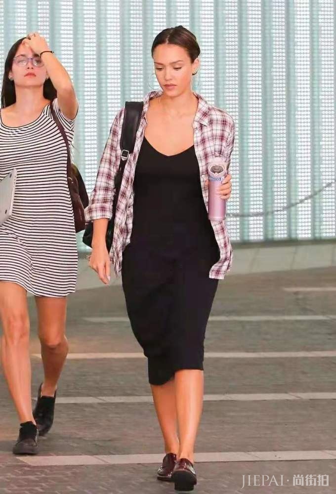 欧美街拍,又到了可以穿长裙的早秋了,看欧美潮女示范长裙搭什么鞋子好看