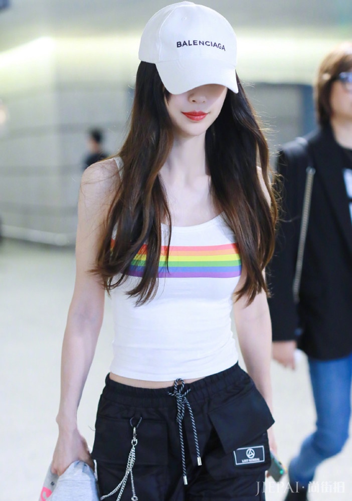 baby彩虹衫搭配工装裤时尚帅气,小姐姐真好看