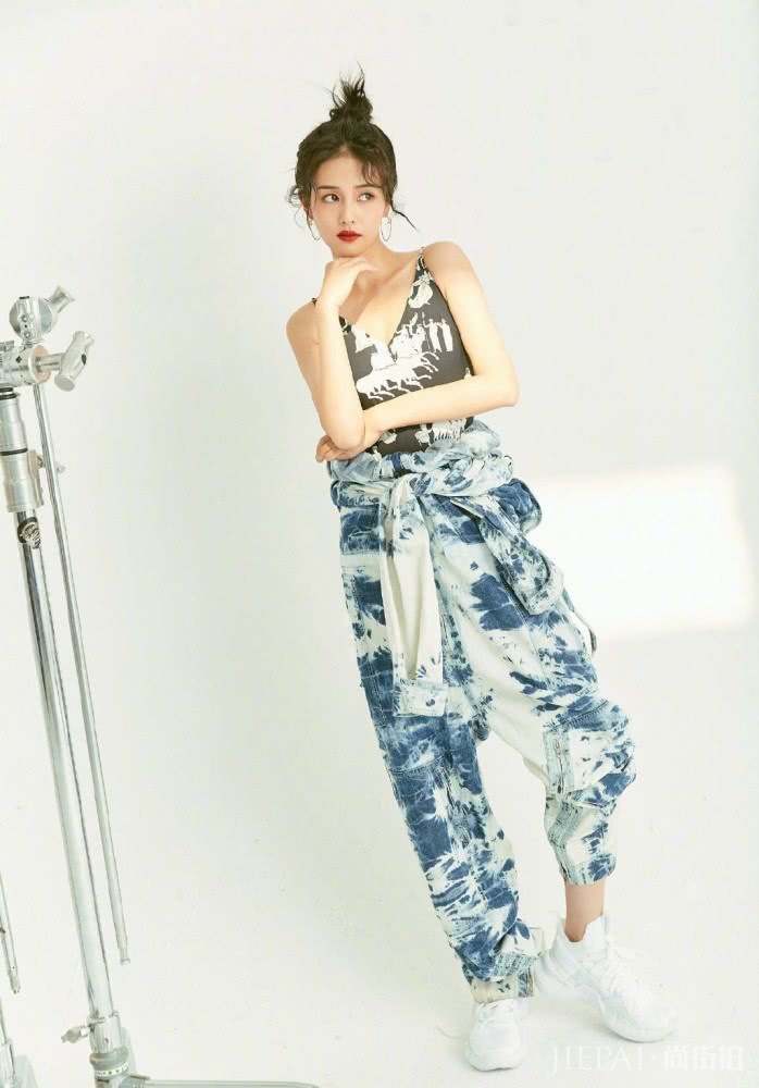 被于正签下演《招摇》女一号走红，机场街拍穿厚毛衣看着都热