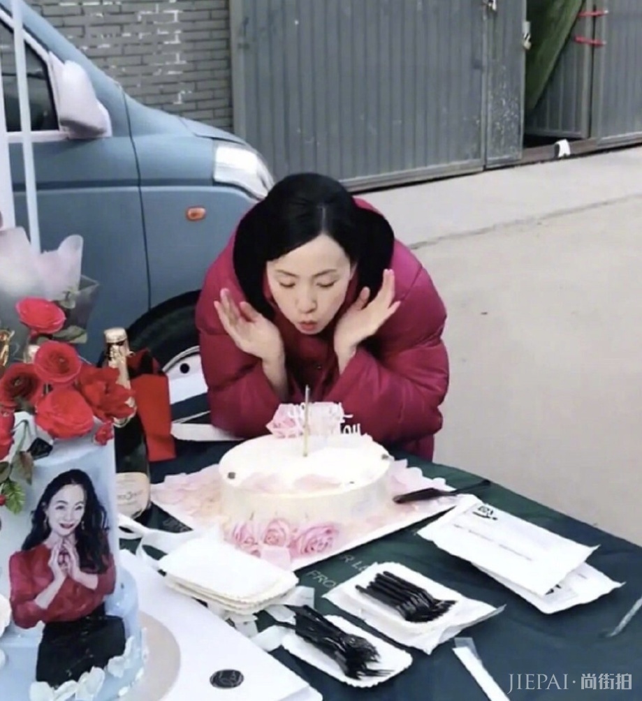 47岁徐峥发朋友圈表白陶虹,还准备土味生日应援,老派作风有点甜